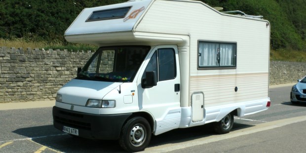 Siracusa, tenta di scassinare un camper e minaccia il proprietario: denunciato