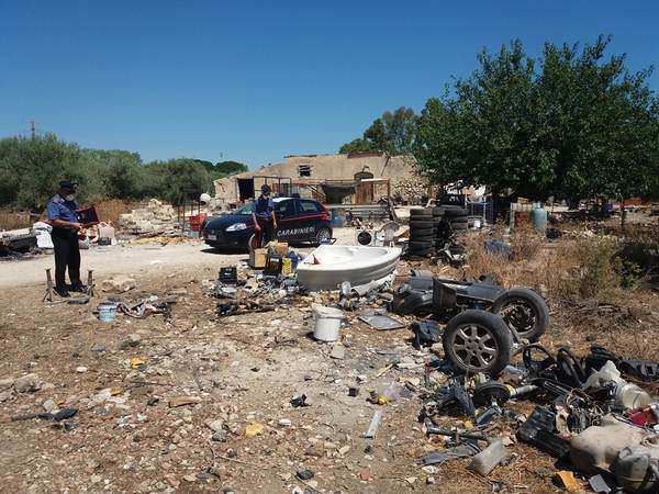 Siracusa, ancora discariche abusive a Priolo: sequestrato terreno con rifiuti pericolosi