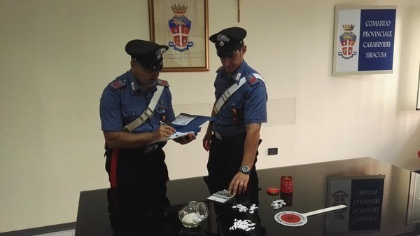 Siracusa. Caccia allo spacciatore in fuga, in casa con oltre 50 dosi di stupefacente: arrestato