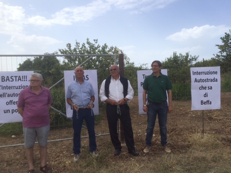 Gennuso incatenato: “protesta contro l’eterno cantiere della Siracusa-Gela”