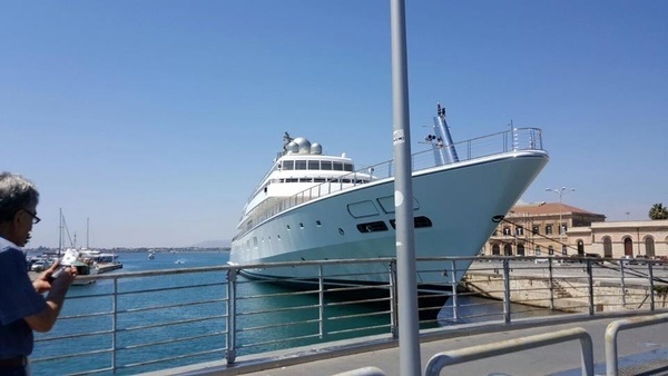 Siracusa, approda il Rising Sun: è il decimo yatch più grande del mondo
