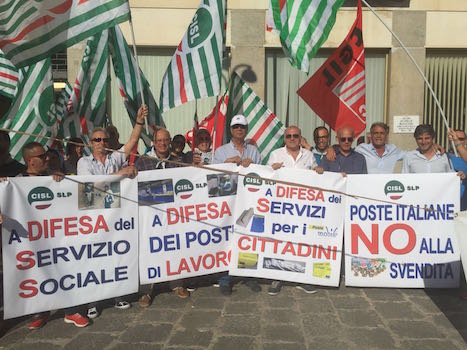 Siracusa, sit in lavoratori Poste Italiane davanti alla Prefettura: “no alla svendita”