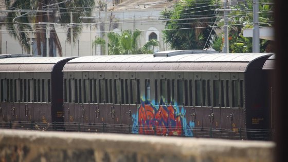 Siracusa, il Treno Barocco “decorato” dalla vernice spray: atto vandalico alle carrozze anni ’30