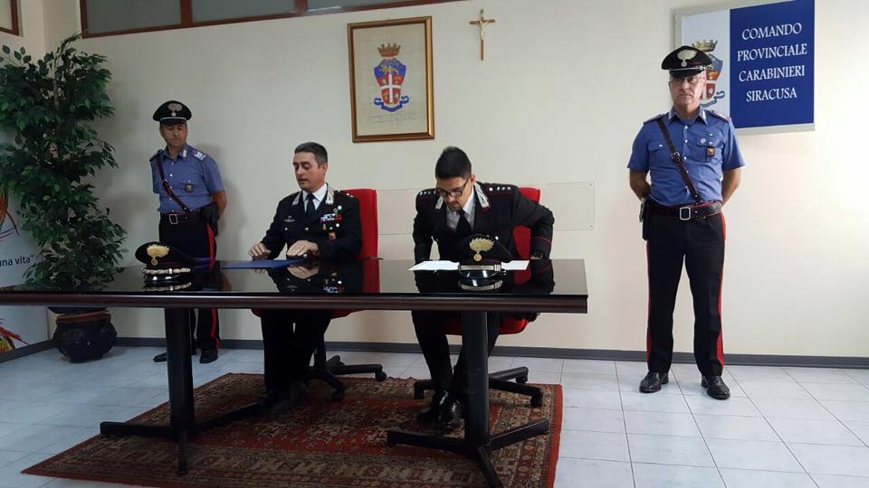 Fugge dalla Francia con il figlio minore, affidato alle cure dell’ex marito, e cerca rifugio tra Avola e Noto