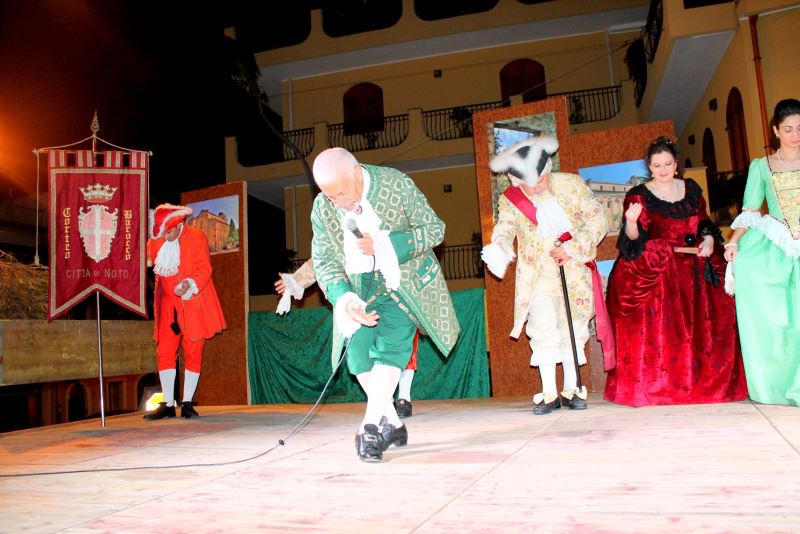 Noto. Tanti applausi per la siflata dei Cortei storici di Sicilia