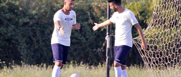Fichera e Cocimano dopo il gol realizzato dall'attaccante col Megara