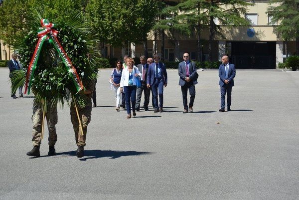 Caso Scieri. Conclusa la missione della commissione d’inchiesta, una corona di fiori alla “Gamerra” di Pisa