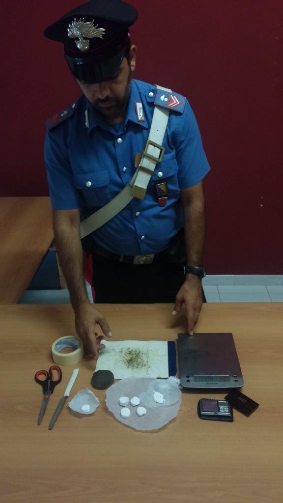Noto, hashish e cocaina nascosta in cucina: arrestato spacciatore dai Carabinieri