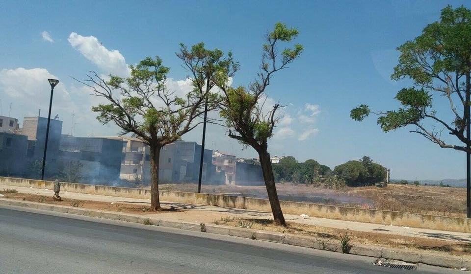 Floridia, incendio in Piazza Caduti di Nassiriya: intervegono i Vigili del Fuoco