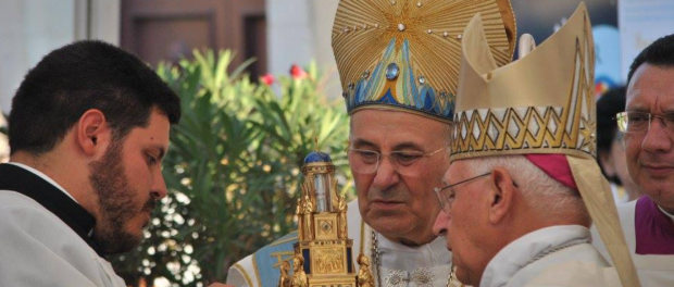 mons. Crepaldi e mons. Pappalardo con il reliquiario