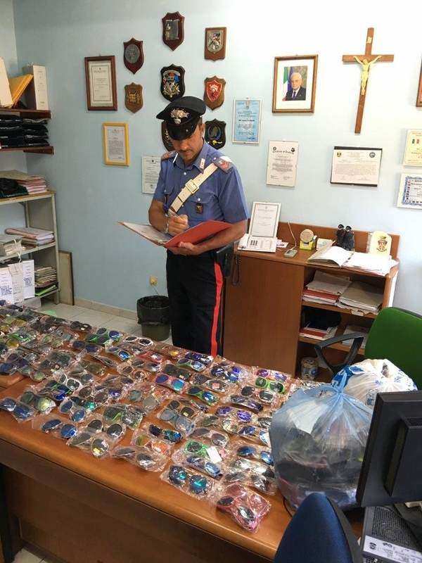Noto, trovati in possesso di 469 paia di occhiali contraffatti: denunciati dai Carabinieri