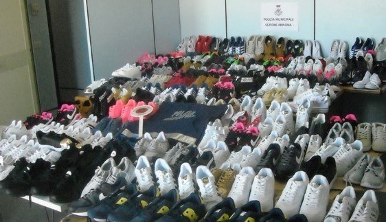 Siracusa, Abusivi: sequestrate 150 paia di scarpe contraffatte in piazza Sgarlata, revocate autorizzazioni a 4 ambulanti di Fonte Aretusa