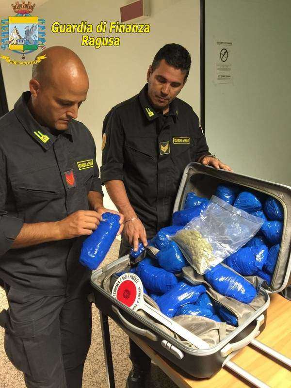 Pozzallo, Guardia di Finanza sequestra 10 chili di marijuana pronta a traghettare per Malta