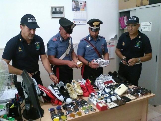 Siracusa, Commercio abusivo in Ortigia: Polizia Municipale e Carabinieri sequestrano merce e denunciano due ambulanti