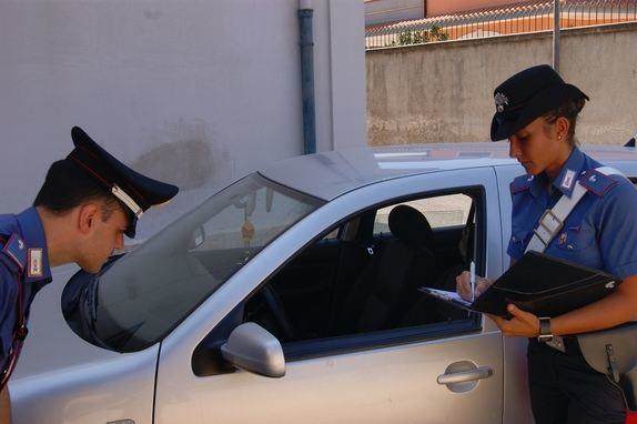 Noto, trovati in possesso di 469 paia di occhiali contraffatti: denunciati dai Carabinieri