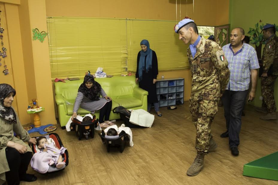 Siracusa, ANAC dona banchi, sedie, lavagne ai bambini del Libano: “non solo bandiere e parate”