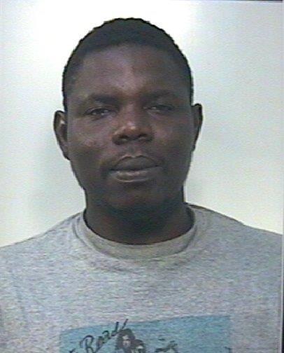 Noto, abusivo sorpreso dai Carabinieri alla Villa Comunale: un senegalese arrestato