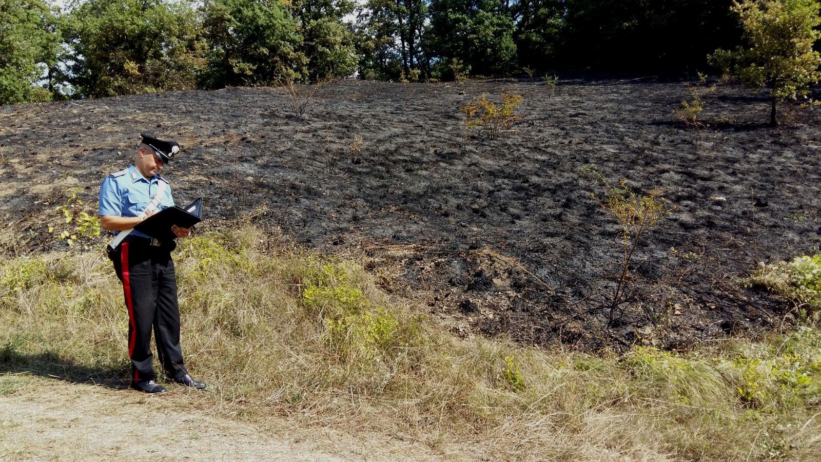 Floridia. Sorpresi mentre danno fuoco a un campo di sterpaglie: arrestati due 19enni