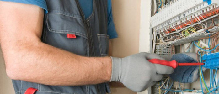 Augusta, truffatore si finge elettricista e deruba i commercianti: denunciato dalla Polizia