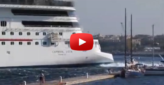 VIDEO Messina, la nave da crociera salpa ma genera un’onda anomala: il porticciolo sommerso