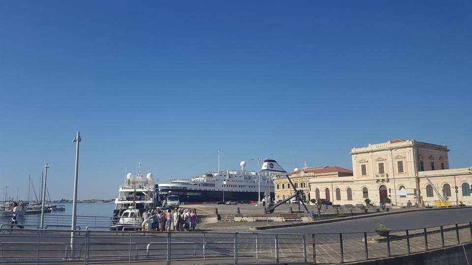 Siracusa, attracca al porto grande la portoghese Astoria: la nave da crociera vecchia 68 anni