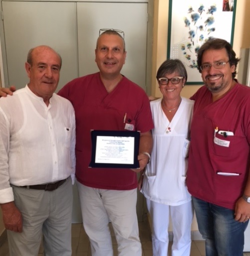 Siracusa, paziente operato nel reparto di Chirurgia Vascolare dell’Umberto I ringrazia con una targa: “grande professionalità”