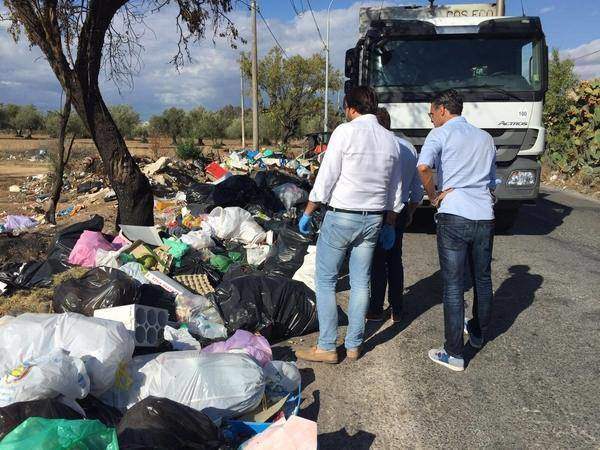 VIDEO Vittoria, rifiuti: sindaco detective scopre incivile: “Complimenti professoressa, ha vinto una multa!”