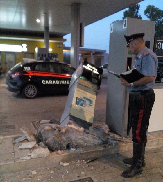 Avola, sradicata la cassa automatica di un distributore di benzina: indagano i Carabinieri