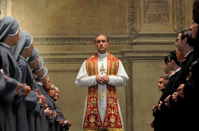 “The Young Pope”, Jude Law è il Papa nella serie tv di Paolo Sorrentino: ecco il trailer