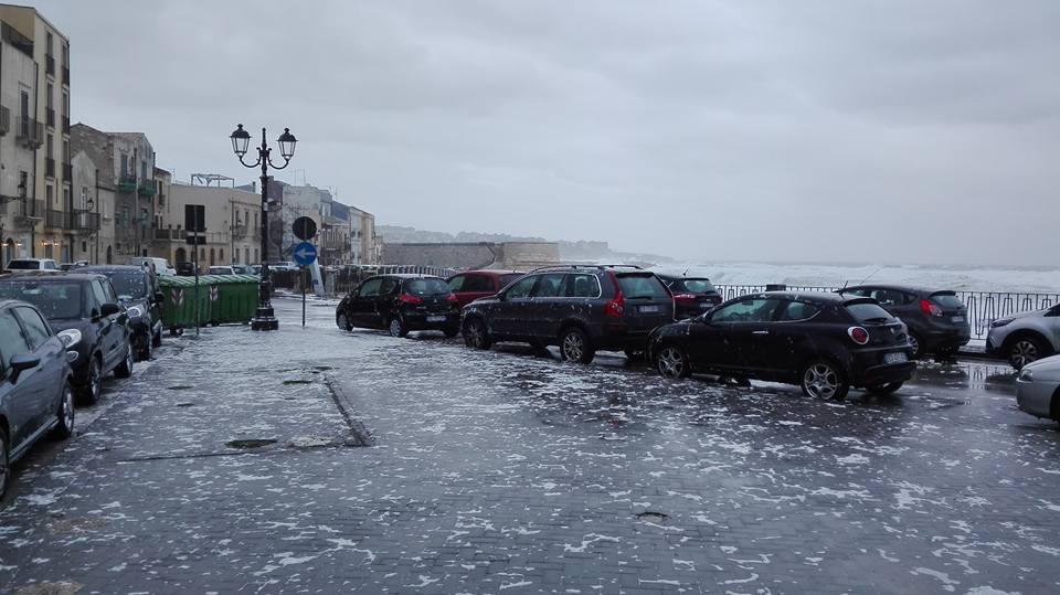 Siracusa, la schiuma invade il Lungomare di Ortigia e sembra neve