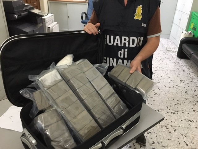 Siracusa. Sorpreso con 25 kg. di hashish all’interno della stazione: arrestato un 26enne