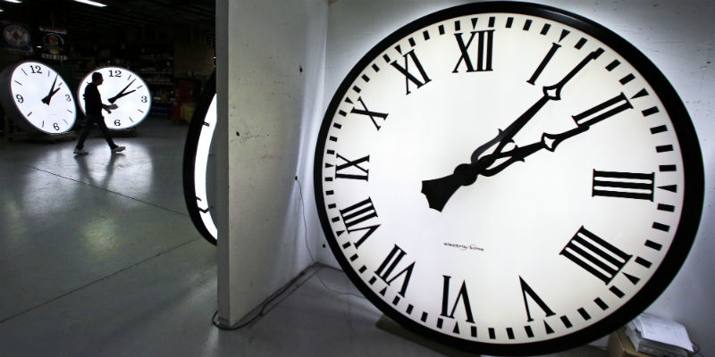 Stanotte si passa dall’ora legale all’ora solare: dormiremo un’ora in più, ma farà buio prima