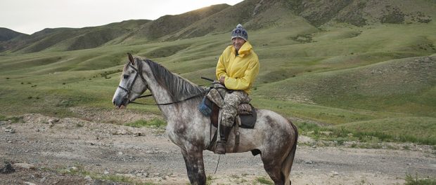 Kazakistan, maggio 2016. Allevatore di cavalli nella steppa vicino all'autostrada che collega Almaty con Taldykorgan. Kazakhstan, May 2016. Breeder of horses in the steppe near the highway linking Almaty to Taldykorgan.