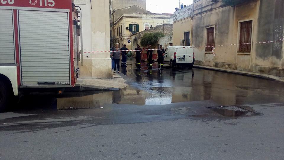 Siracusa, la Borgata rimane senz’acqua: guasto alla tubazione di adduzione in via Trapani, tecnici Siam al lavoro