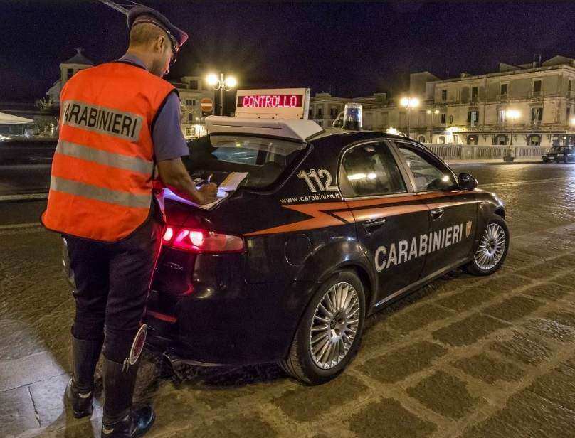 Siracusa, Carabinieri contro il “parcheggio selvaggio” e l’uso del cellulare in auto: 16 mila euro di sanzioni