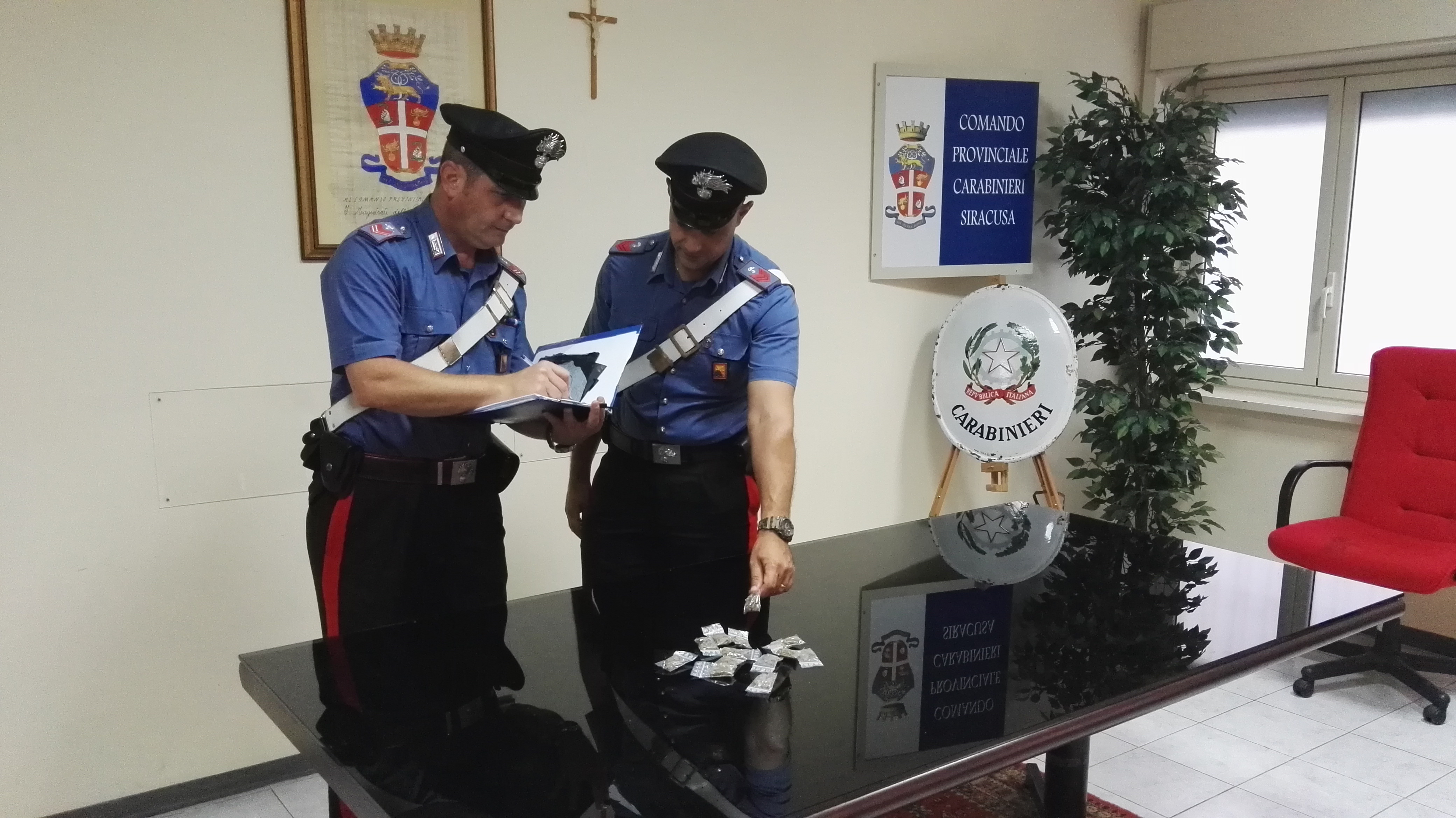 Siracusa, sorpresi a spacciare marijuana: finiscono in manette due persone