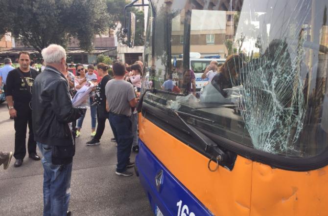 Scontro tra Bus e Land Rover: venti feriti, il conducente dell’auto è rimasto illeso