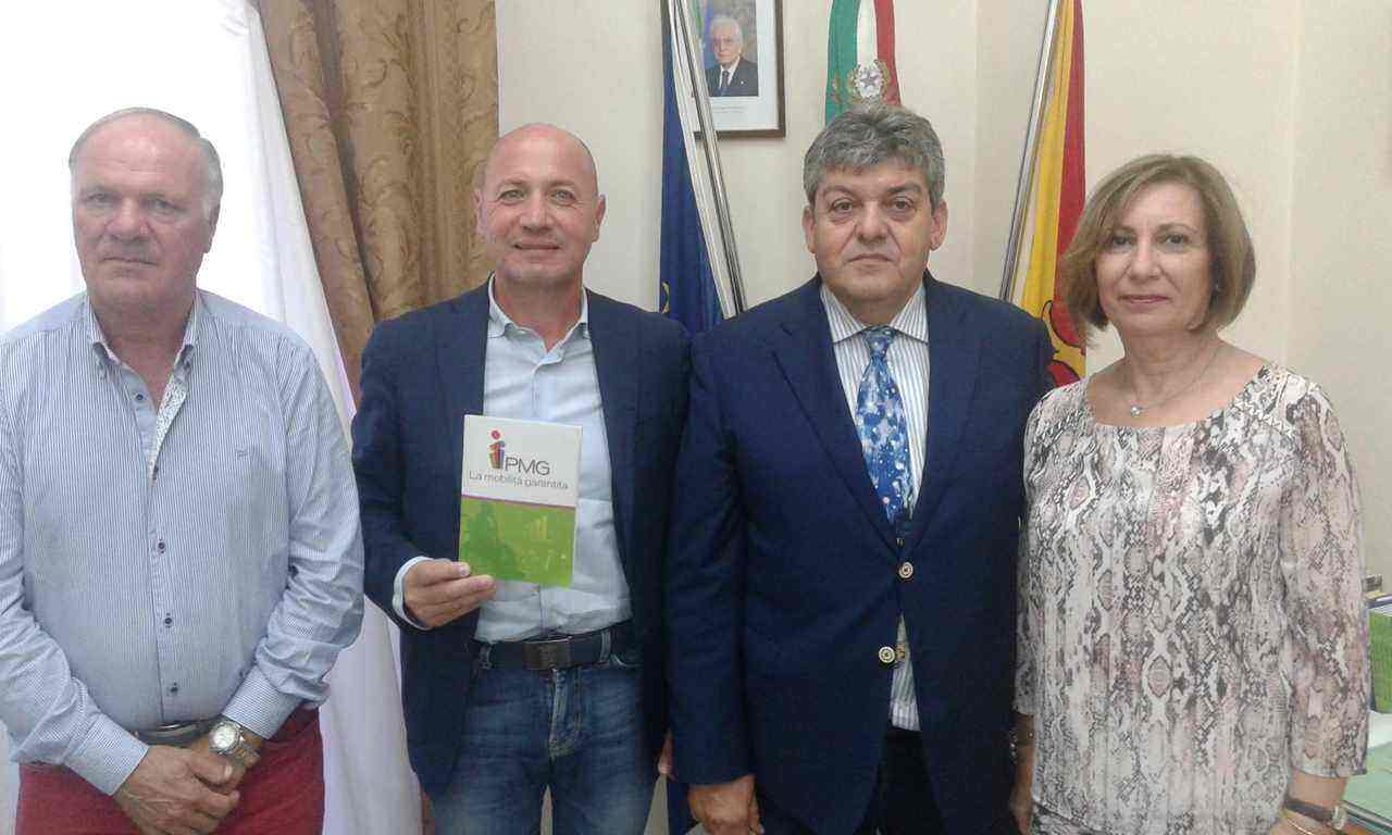 “La mobilità garantita”, Melilli e Pmg Italia insieme per i disabili: firmata la convenzione per il trasporto quotidiano