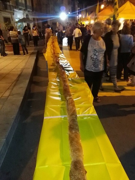 Il Pane Cunzato più lungo del mondo, il record a Mazara del Vallo durante la Blu Sea Land