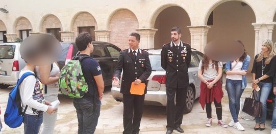rizza-alunni-con-i-carabinieri-siracusatimes