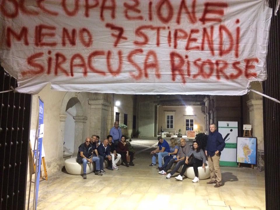 Siracusa. La lunga notte dell’ex Provincia. Occupazione dei lavoratori di Siracusa Risorse in attesa del commissario