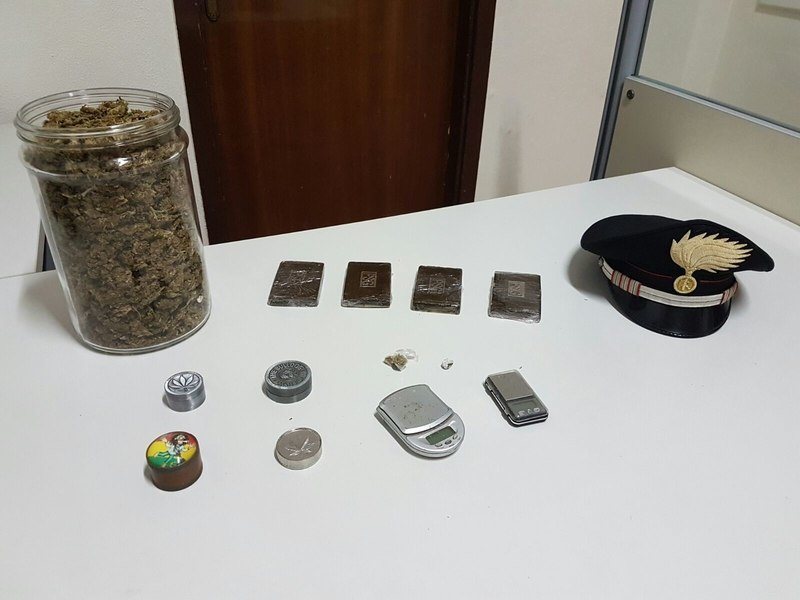 Villasmundo. In casa ha oltre un chilo di droga: presunto pusher è agli arresti domiciliari