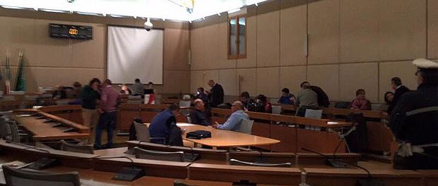 3-dimissioni-contestatori-sotto-palazzo-vermexio-siracusa-times