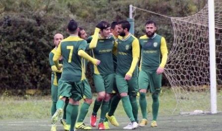 i-giocatori-del-palazzolo-in-festa-dopo-la-prima-doppietta-gialloverde-di-fabio-messina