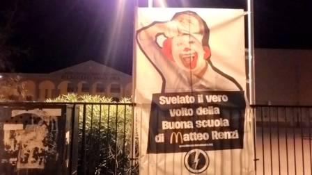 Siracusa. Protesta il Blocco Studentesco: all’Insolera affisse gigantografie di Renzi in versione clown