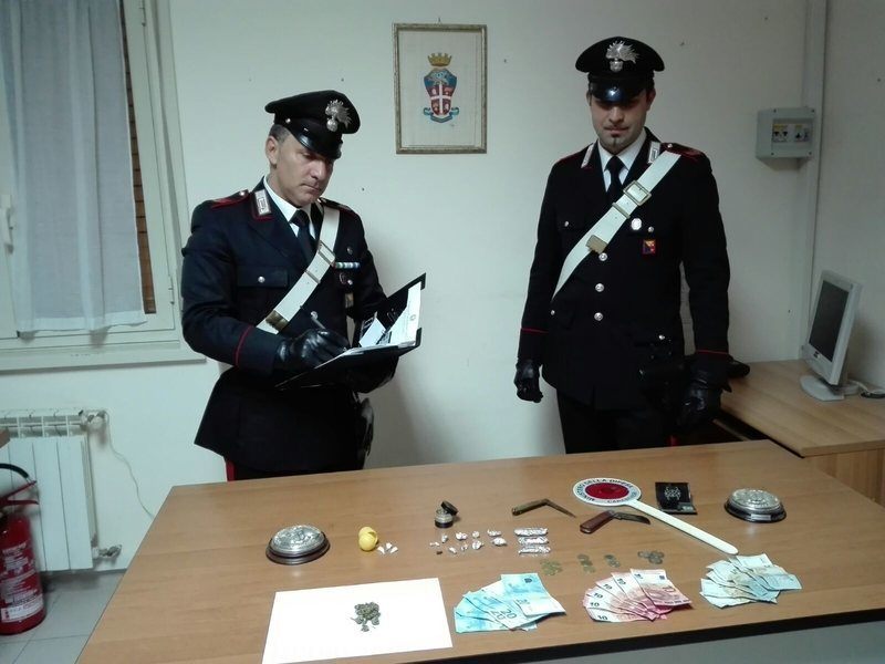 Siracusa, arrestato un giovane pusher: ritrovate nello scooter dosi di hashish e cocaina