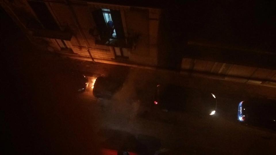 Siracusa, auto in fiamme in via Bignami, indaga la polizia