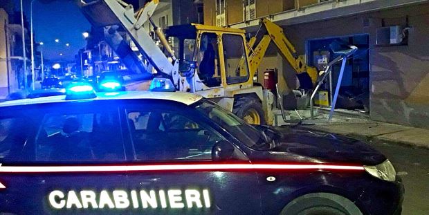 Villasmundo, assaltano un postamat con un escavatore: arrestati tre pregiudicati