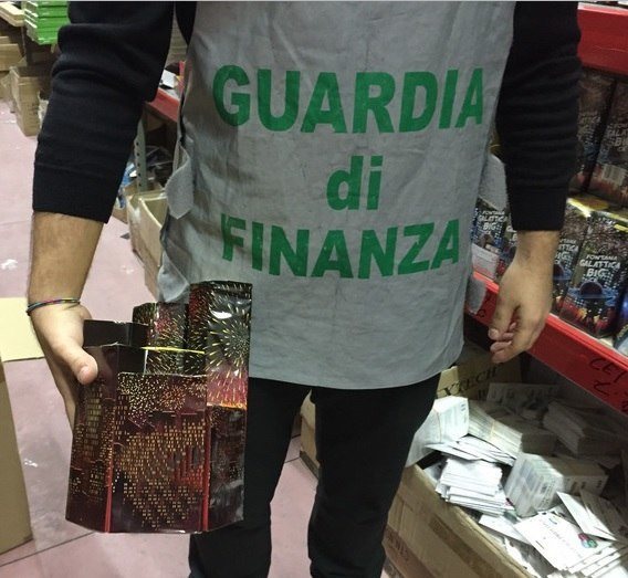 Catania. Guardia di Finanza, sequestrati 220 mila fuochi pirotecnici e 2 milioni di prodotti contraffatti