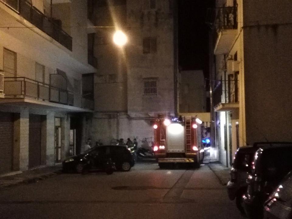 Siracusa, incendiata la saracinesca di un garage in via Padova. Interviene la Polizia